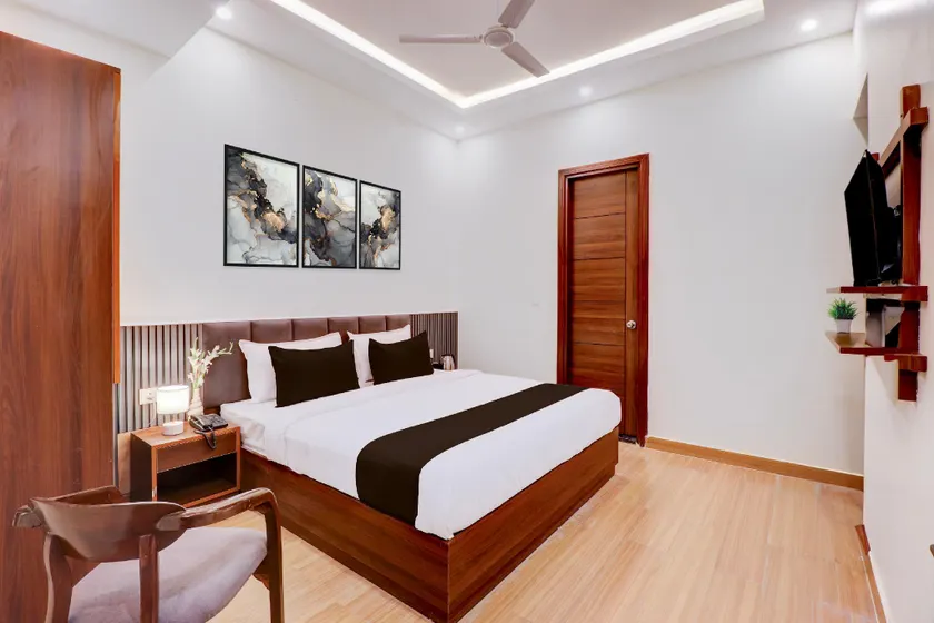 Super Townhouse Oak FRI Dehradun Formerly Hotel EL Portrait - Image 1