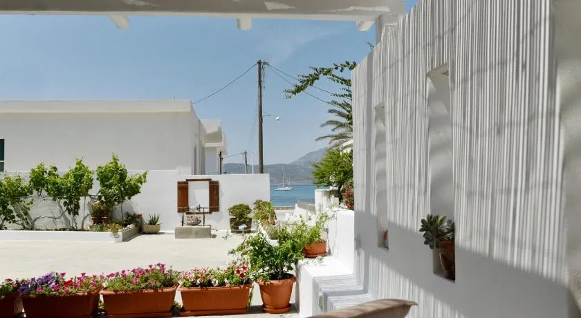 Cristina's House, Elegant Boho residence walk to Adamas Port - Image 1