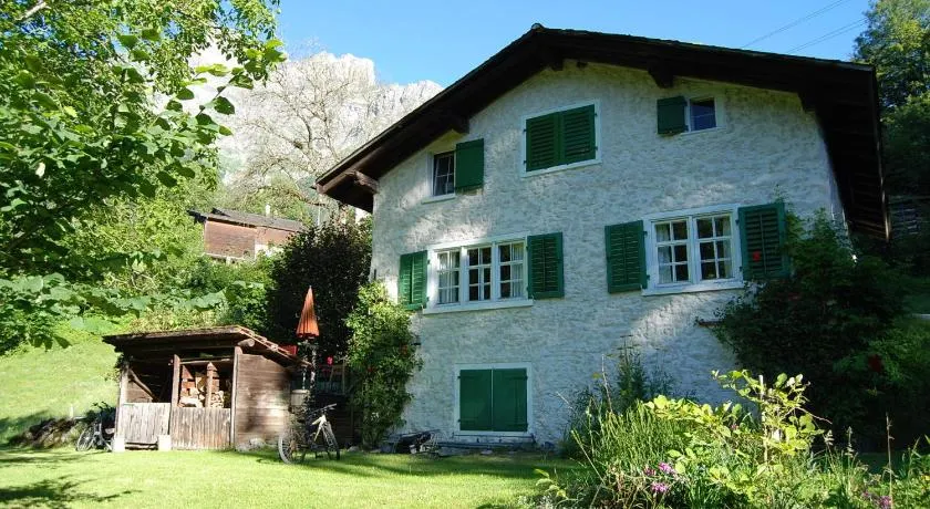 Bergbauernhaus an Wasserfall und Waldrand - Image 1