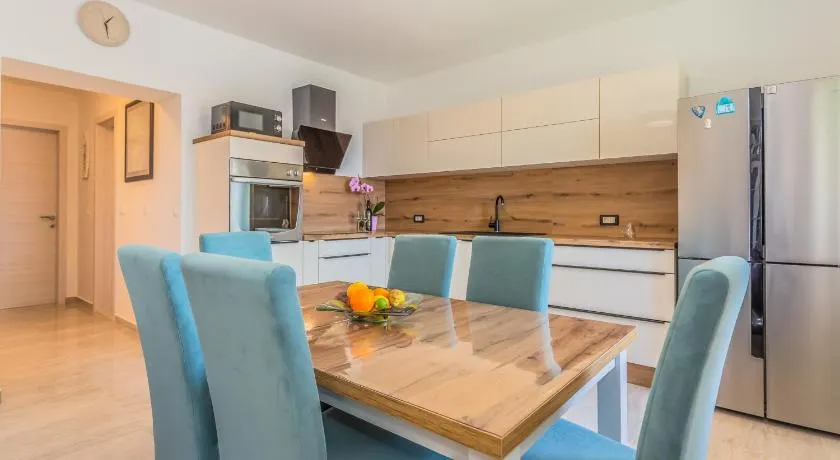 Seaview Deluxe - Image 1