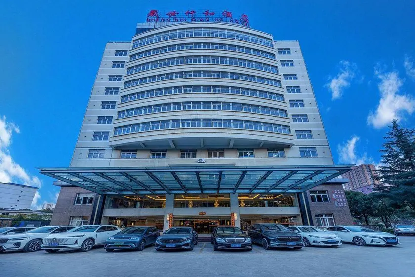 Qujing Yishi Yihe Hotel (Cuifeng Road, Qilin District) - Image 1