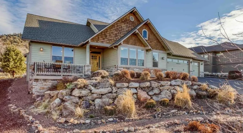 High Desert and Cascade Views - Meredith Lodging - Image 1