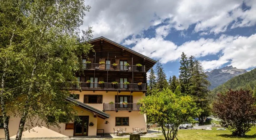 Alpine Forest Hotel & Restaurant - Image 1