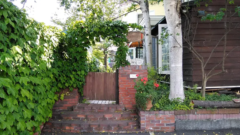 Folks House - Image 1