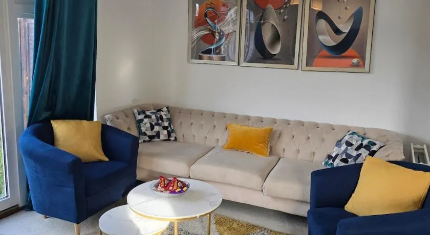Cosy 3 Bedroom in Colchester, Stylish Stay for All - Image 1