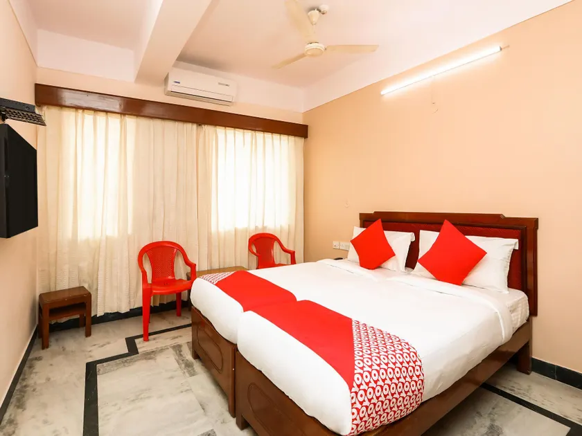 OYO 17056 Hotel Chandra Palace - Image 1