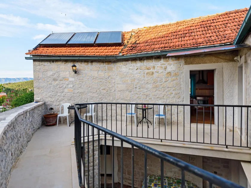 Snug Apartment in Pučišća near the Beach - Image 1