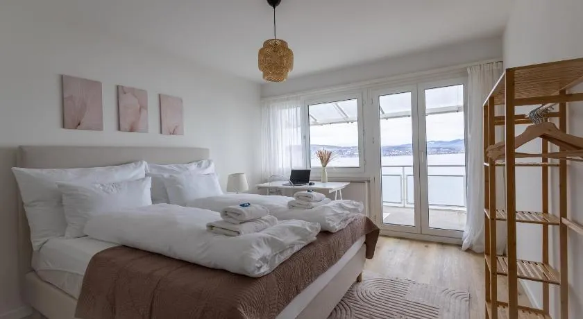 Horizon 62 I Zürich Lakeside Apartment I Modern I Free Parking I Self-Check-In - Image 1