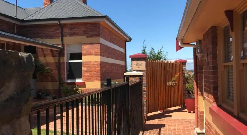 Silwood Apartment fully self contained with Kitchen and Laundry - Image 1