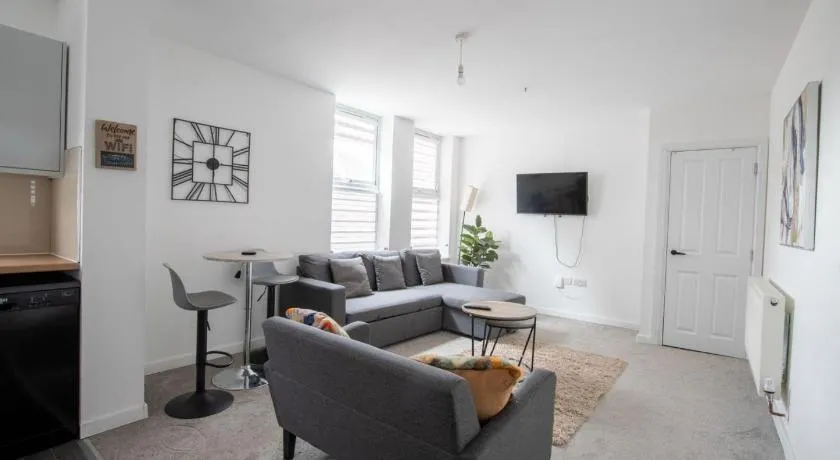 Business & Family-Friendly 2BR Racecourse Park 5min to Town & Hospital Parking WiFi - Image 1