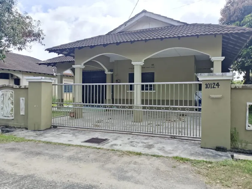 Homestay Taman Tanjung Jaya Paka 4 Bedrooms 4 AC 3 Bathrooms Netflix 15 Paxs - Image 1