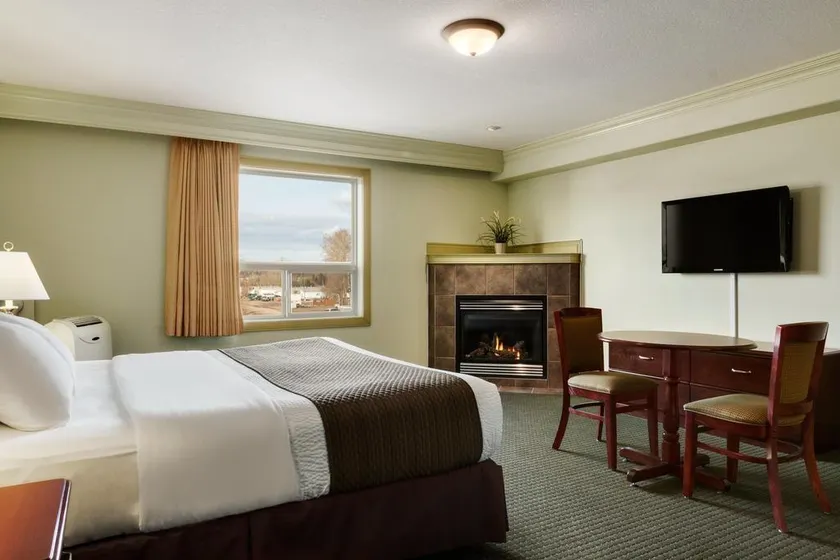 DAYS INN & SUITES WHITECOURT - Image 1