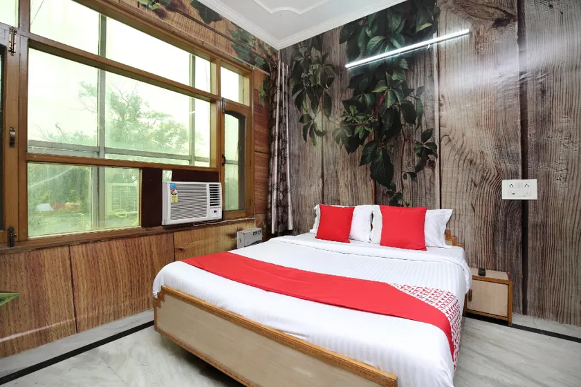 16736 Hotel Hm Crystal - Image 1