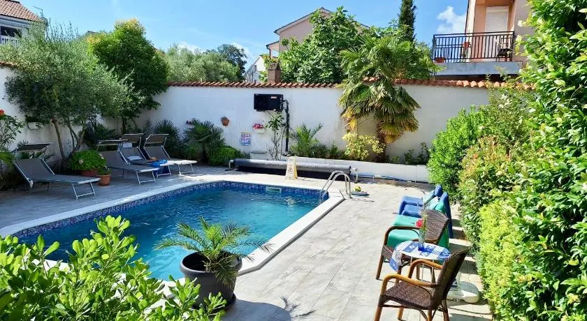 Apartment with private pool and arbor - Image 1