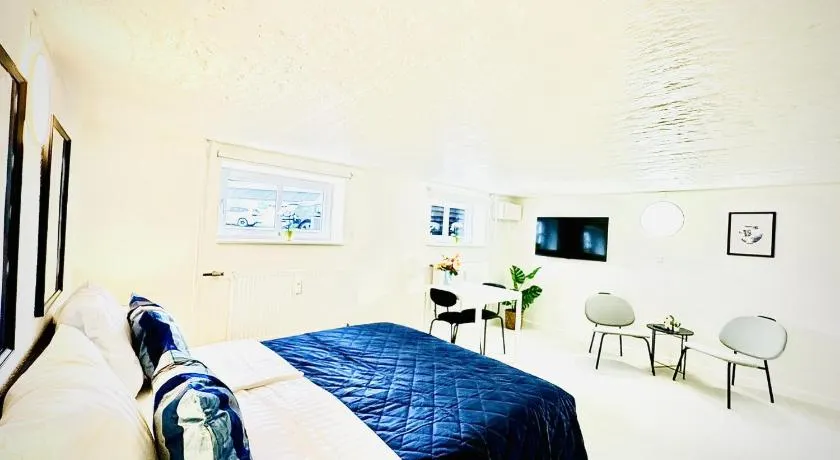 aday - Modern 2 Bedroom Charming Central Apartment with Public Parking - Image 1