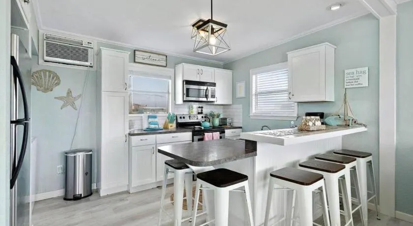 Coastal bungalow with huge yard, comfy deck and close to beach - Image 1