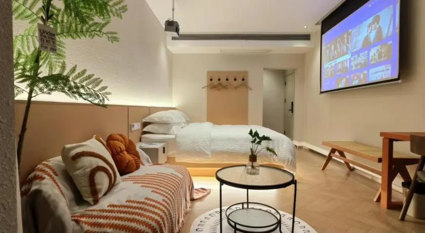 Flower Whisperer Homestay Tianmenshan Store free airport and station pick-up English language service - Image 1