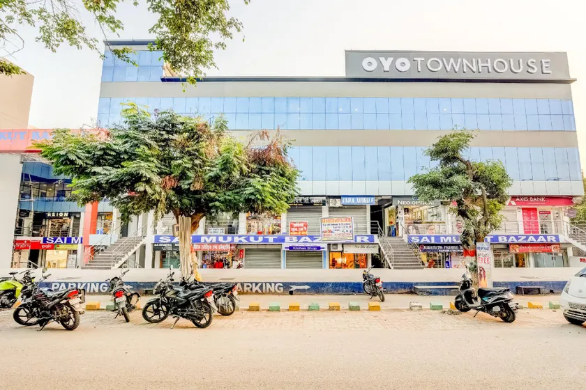 OYO Townhouse 225 Ratan Khand - Image 1