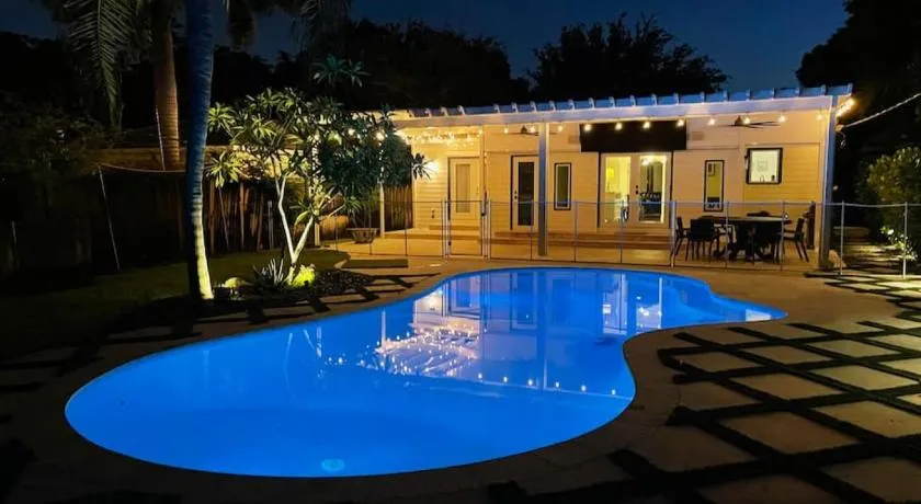 Victoria Park Oasis with Heated Pool and More - Image 1