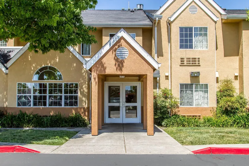 Econo Lodge Inn & Suites Santa Rosa South - Image 1