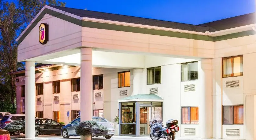 Super 8 by Wyndham Port Clinton - Image 1