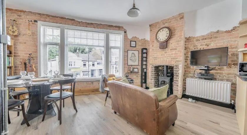 Stylish 2Bed Flat Near Hampton Court RiverThames - Pass the Keys - Image 1