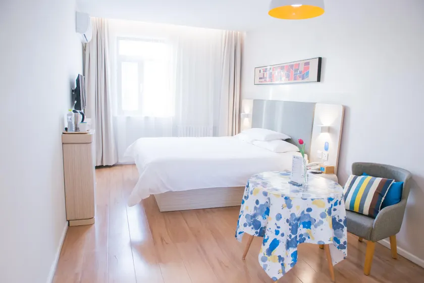 Hanting Hotel Jinan Quancheng Square Chaoshan Street - Image 1
