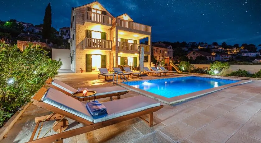 Villa Janie with a pool for up to 16 people - Image 1