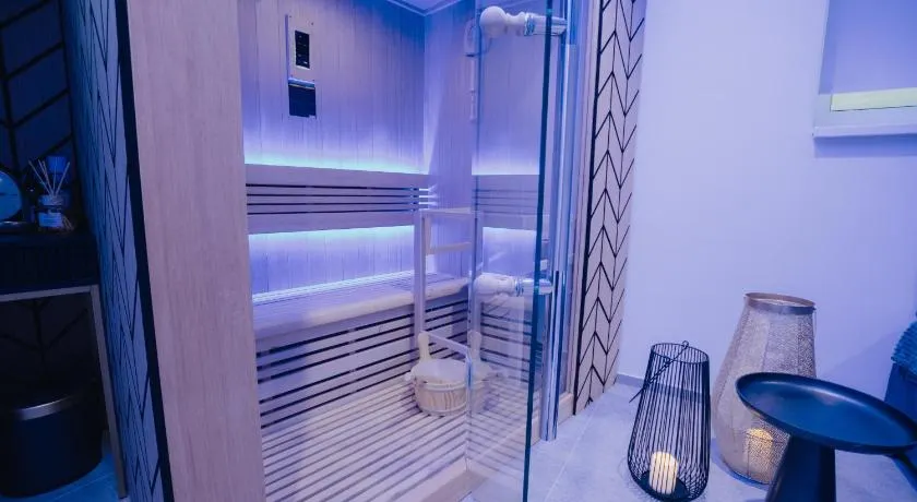 Sauna studio and Jacuzzi rooms - Image 1