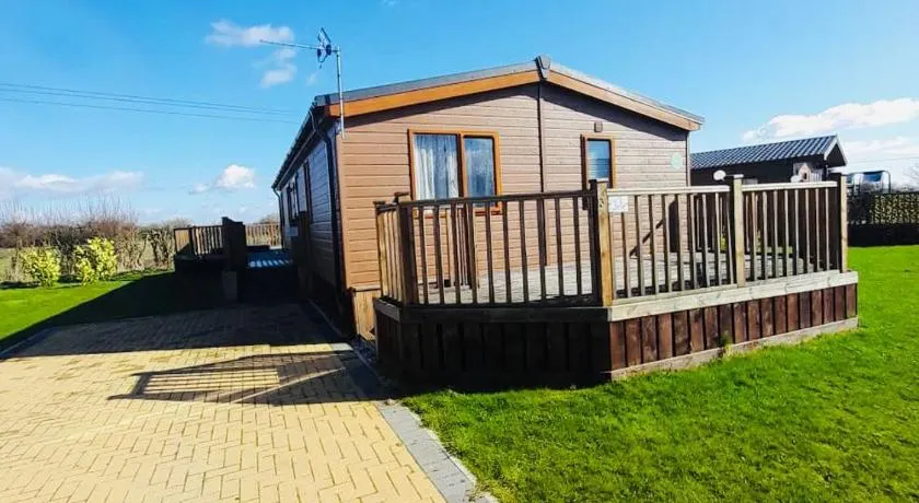 Rowan Lodge with Hot Tub - Image 1