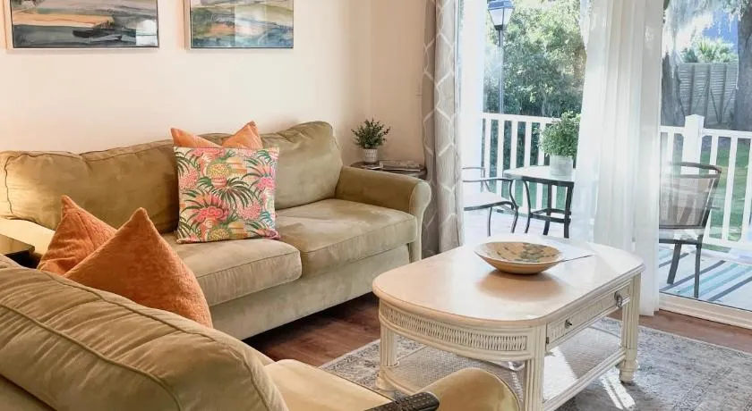 E10 comfortable and neat 2 bedroom 2 bath - Image 1