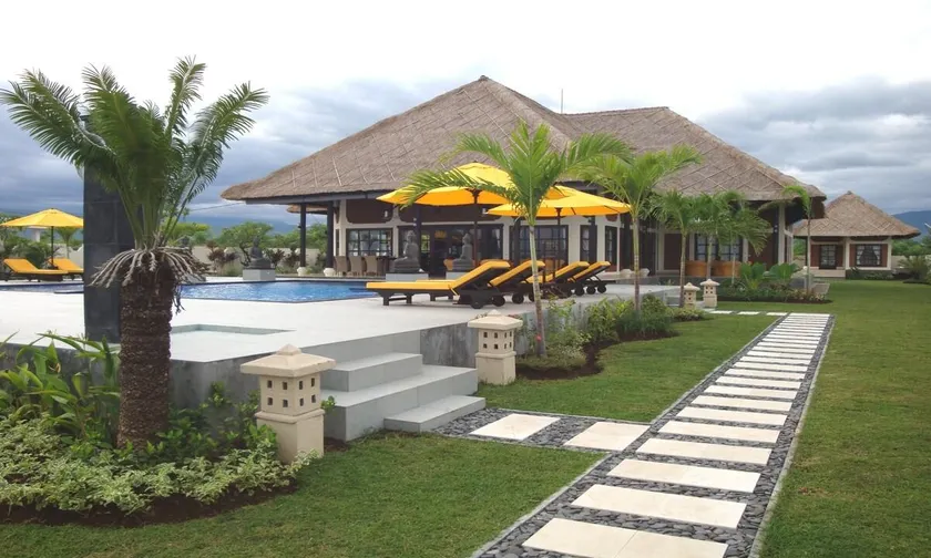 Villa Pelangi aan zee op Bali met personeel - Image 1