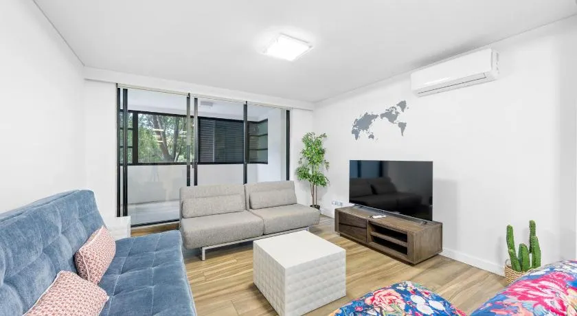 2BR & 1 Parking & Near Darling Harbour & Central - Image 1