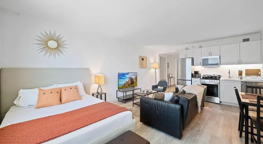 Sleep 4 Boardwalk Stylish Studio by CozySuites - Image 1