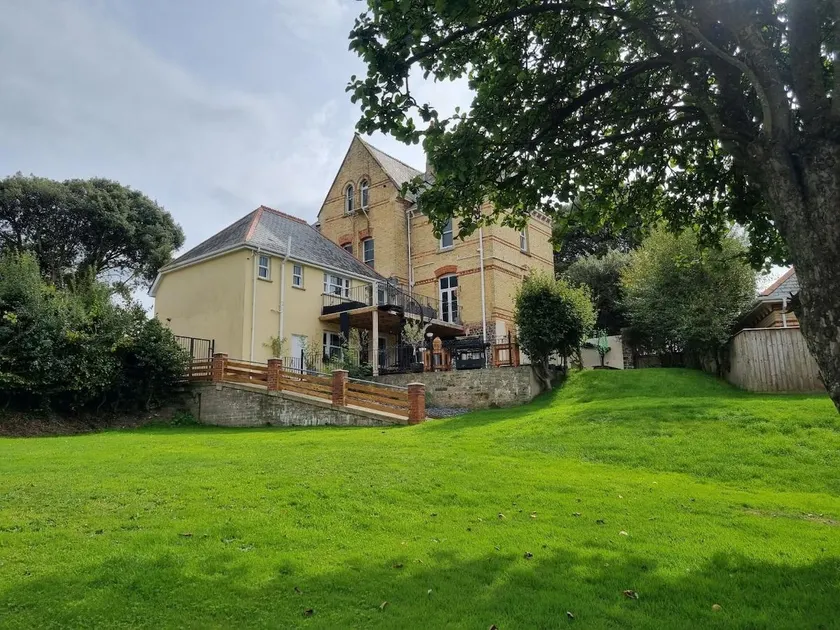 Elegent Victorian Villa with hot tub & games room - Image 1