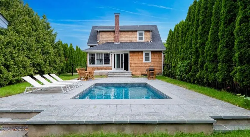 Cozy Greenport Cottage - Image 1