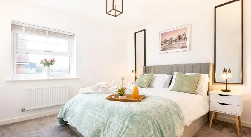 Shinfield Studio Luxury Stay - 3 Parking - Family & Business - Image 1