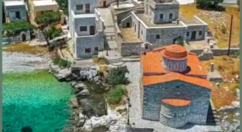 Family house near the sea - Image 1