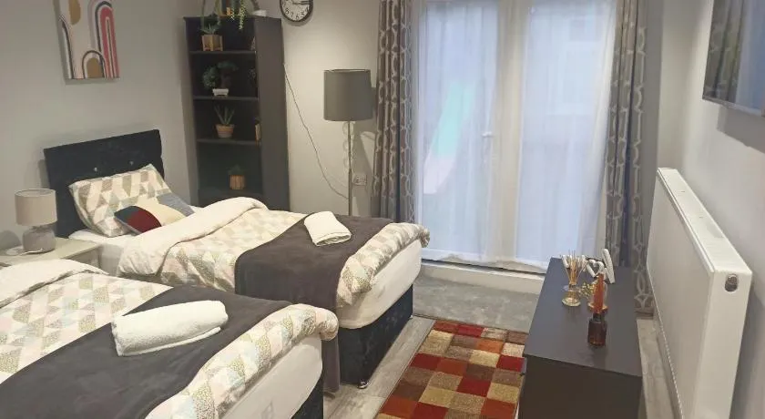 Modern Studio in Newport City Centre Free Parking & WiFi Sleeps 2 - Image 1