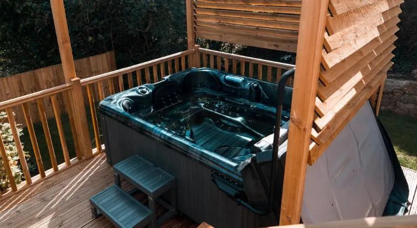 Luxury Renovated Bungalow with wheel chair access, Hot Tub and Fire Pit - Image 1