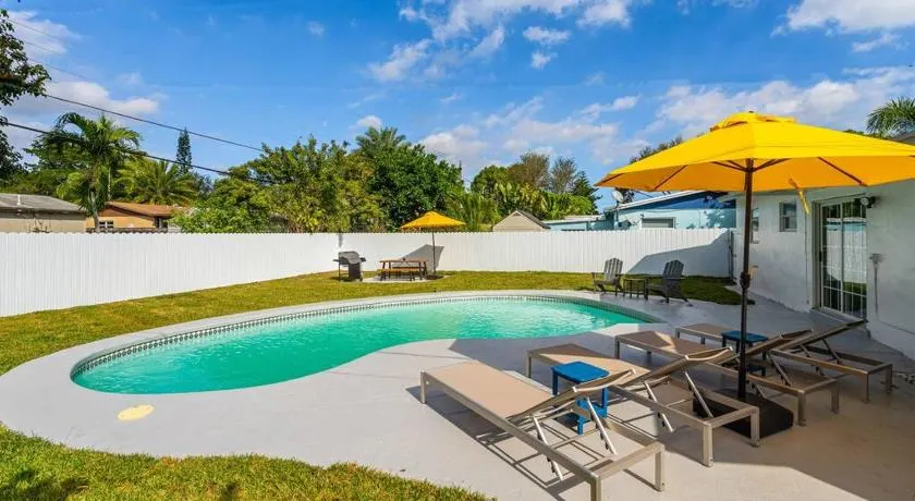 Modern Home 3 Bedrooms with Pool, 18 minutes to Ocean - Image 1