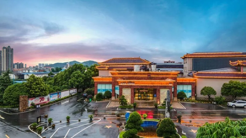 Number One Metropolitan Garden Hotel - Image 1