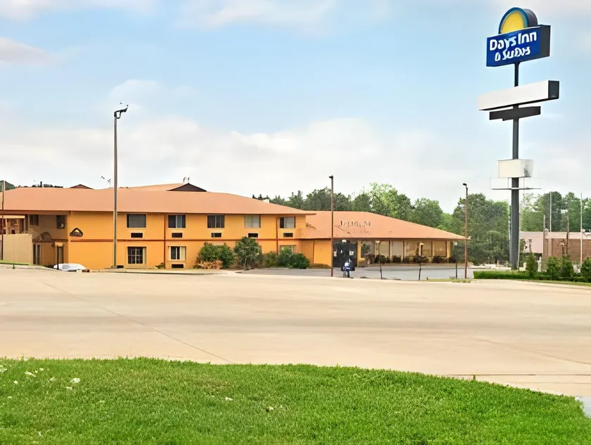 Executive Inn & Suites - Image 1