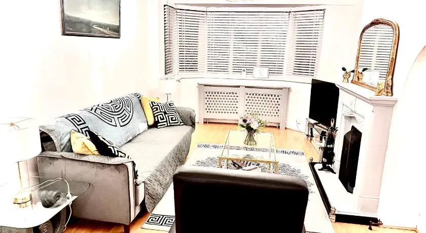 Stunning Modern Cozy 5 star 3 bedroom house-Free Parking Greater London Metro Stations hosted by Tony - Image 1