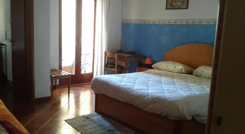 The Dolphins Guest House - Image 1