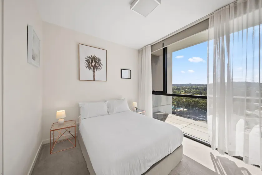 Elegant 2-bed With Pool, Alfresco Dining & Balcony - Image 1