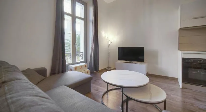 FRGK Goujon 1BR Design 300m Palais & Beaches AC & Ultra-Fast Wi-Fi - Image 1