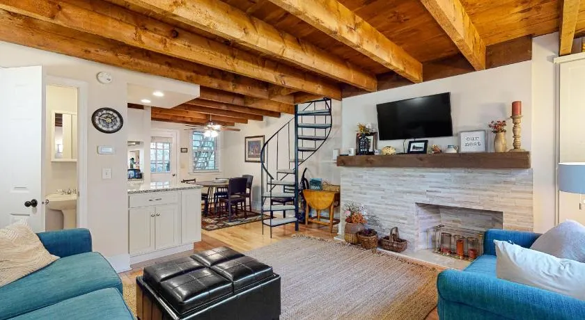 Quechee Hollow Comfort - Image 1