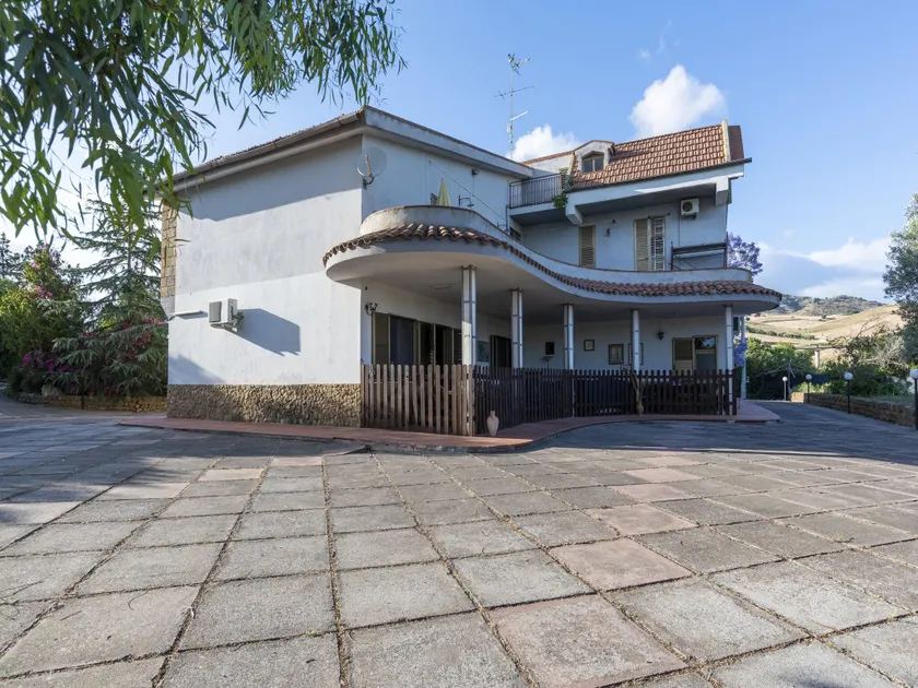 Villa in Enna with Pool near Sicily Outlet - Image 1