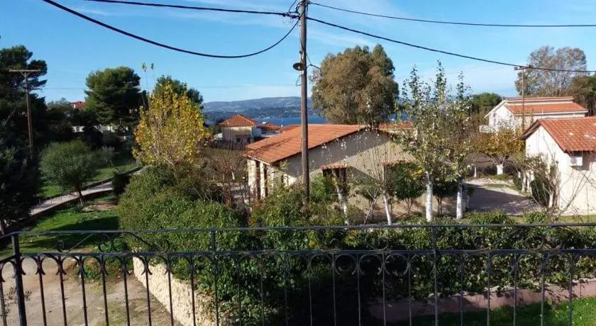 Yellow house - Image 1